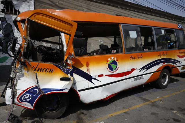 Fotografía de la cúster El Anconero que impactó contra un bus del Metropolitano en la avenida Alfonso Ugarte, en Cercado de Lima. Foto: Sebastían Blanco LR Fotografía de la cúster El Anconero que impactó contra un bus del Metropolitano en la avenida Alfonso Ugarte, en Cercado de Lima. Foto: Sebastían Blanco LR