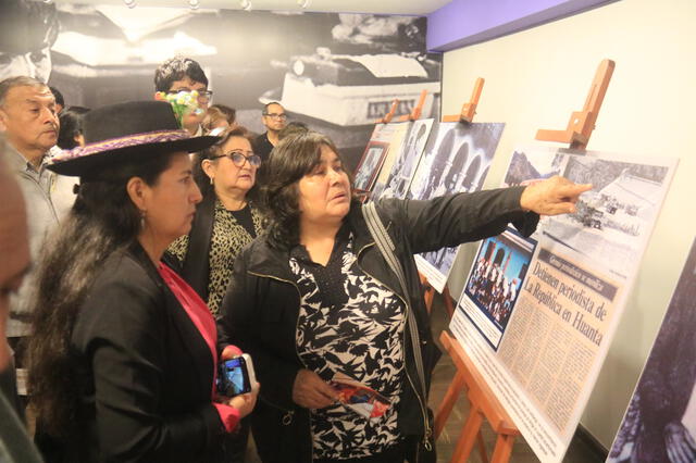 Tania Pariona y Rosa Pallqui en la muestra fotográfica: “Jaime Ayala: Relato visual de una lucha por la memoria y contra la impunidad”. Foto: ANP Tania Pariona y Rosa Pallqui en la muestra fotográfica: “Jaime Ayala: Relato visual de una lucha por la memoria y contra la impunidad”. Foto: ANP