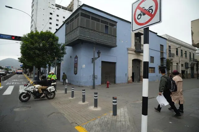 Cruce de av Tacna Torrico con Jr. Ica cerrado con varas de cemento para paso vehicular. Foto: John Reyes/LR    