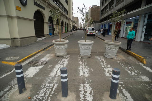 Cruce de av Tacna Torrico con Jr Huancavelica cerrado con macetas y varas de cemento para paso vehicular. Foto: John Reyes/LR   