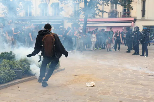 Miles de personas protestaron en París y otras ciudades de Francia contra el proyecto presupuestario de 2026. Foto: AFP   