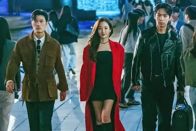  Park Hee Soon, Park Min Young y Joo Jong Hyuk en 'La reina de la confianza'. Foto: Prime Video   