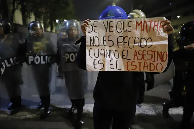Protesta. Con los efectivo policiales detrás, un ciudadanos sostiene un cartel contra el Gobierno. El joven le recordó al Estado las muertes en protestas en 2022 y 2023. Foto: Sebastián Blanco/URPI-LR Protesta. Con los efectivo policiales detrás, un ciudadanos sostiene un cartel contra el Gobierno. El joven le recordó al Estado las muertes en protestas en 2022 y 2023. Foto: Sebastián Blanco/URPI-LR