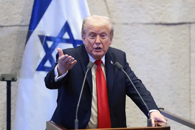  Donald Trump frente al parlamento israelí, la Knéset, en Jerusalén. Foto: AFP<br>    