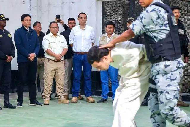 El presidente lideró un operativo para trasladar a 45 reos en el penal Ancón I este 25 de octubre.   