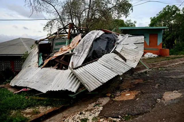 Una tienda queda destruida tras el paso del huracán Melissa en Manchester, Jamaica. Foto: AFP   