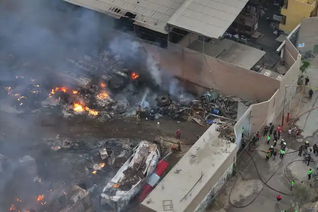 Por casi tres horas, el Cuerpo General de Bomberos enfrentó la emergencia. Foto: Andina   