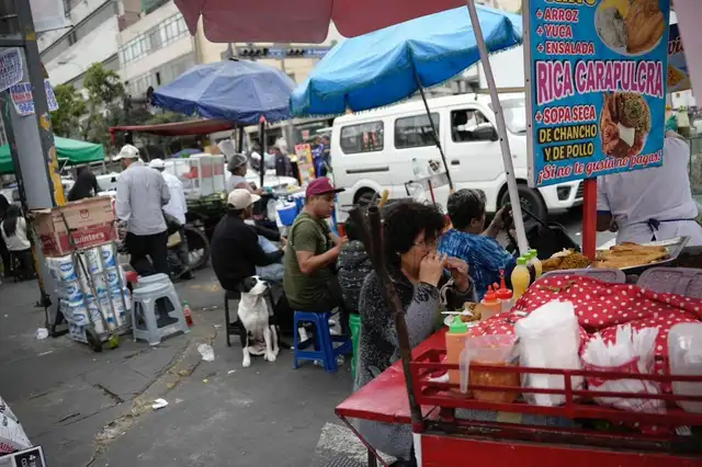 Las personas suelen comer en puestos debido a su costo y practicidad. Foto: John Reyes / La República.   