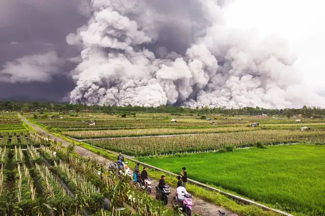 La actividad del volcán se ha incrementado, evidenciada por un aumento en la frecuencia de sismos y avalanchas de lava. Foto: AFP La actividad del volcán se ha incrementado, evidenciada por un aumento en la frecuencia de sismos y avalanchas de lava. Foto: AFP