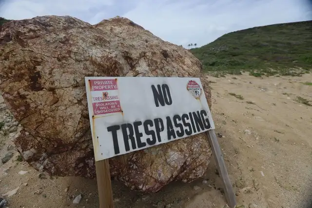  "Prohibido el paso" se lee en un cártel ubicado cerca a la entrada a la isla de Epstein. Foto: Demócratas de Supervisión de la Cámara/CNN <br>    