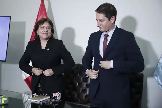 Delia Espinoza brindó conferencia de prensa con su abogado en la que detalló sobre la acción de amparo y se pronunció sobre la inhabilitación en su contra. Créditos: Rosa Quincho / URPI–LR.