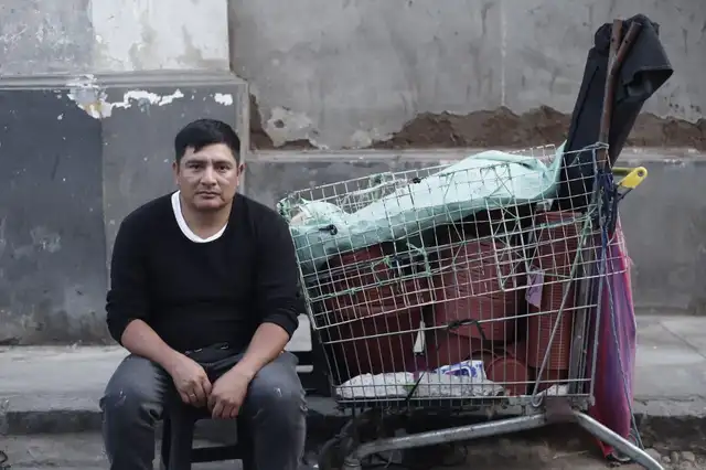 Luis Abarca Pintado vende todos los días distintos productos en la avenida Abancay. Foto: Sebastián Blanco. Luis Abarca Pintado vende todos los días distintos productos en la avenida Abancay. Foto: Sebastián Blanco.