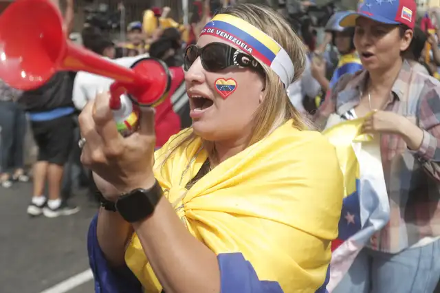 Cientos de venezolanos se reunieron a las afueras de la embajada de Venezuela en Lima. Foto: Marco Cotrina/La República. Cientos de venezolanos se reunieron a las afueras de la embajada de Venezuela en Lima. Foto: Marco Cotrina/La República.