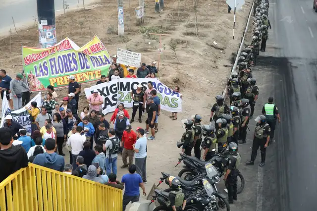 La policía llegó a la zona mientras los vecinos continúan con su protesta. Foto: Carlos Felix / La República.   