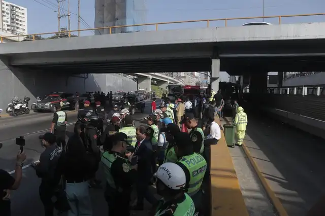 Personal de la Policía Nacional y ATU desplegado en la zona del accidente. Foto: Marco Cotrina.   