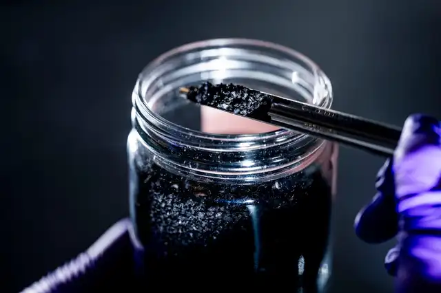  El caucho granulado de neumáticos reciclados es utilizado como relleno en canchas deportivas de césped sintético. Foto: Universidad Northeastern<br>    