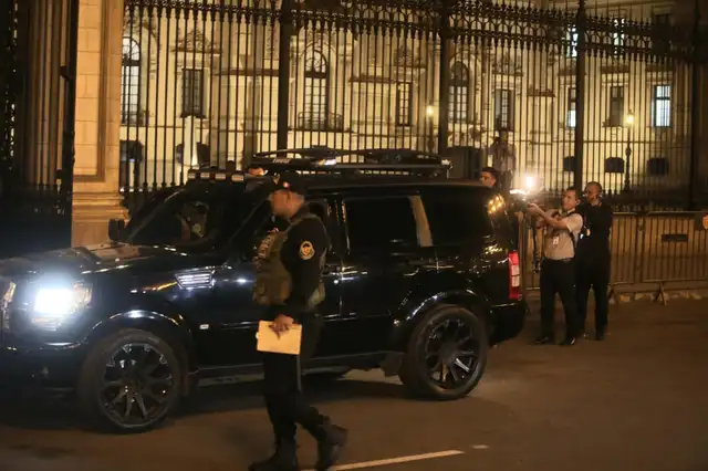 Tras su salida de Palacio, Jerí se retiró en una camioneta. Foto: La República   