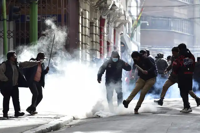 Mineros se enfrentan a la policía antidisturbios durante una protesta que exige la renuncia del presidente boliviano Rodrigo Paz