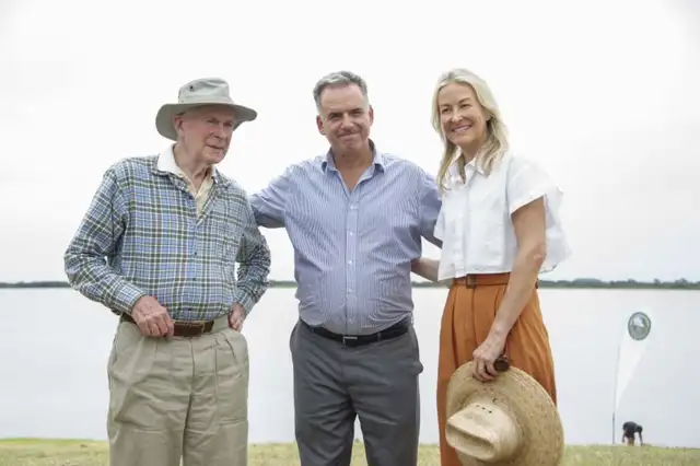 El multimillonario estadounidense Gilbert Butler realizó la donación de islas en una ceremonia oficial encabezada por el presidente Yamandú Orsi. Foto: Presidencia de Uruguay El multimillonario estadounidense Gilbert Butler realizó la donación de islas en una ceremonia oficial encabezada por el presidente Yamandú Orsi. Foto: Presidencia de Uruguay