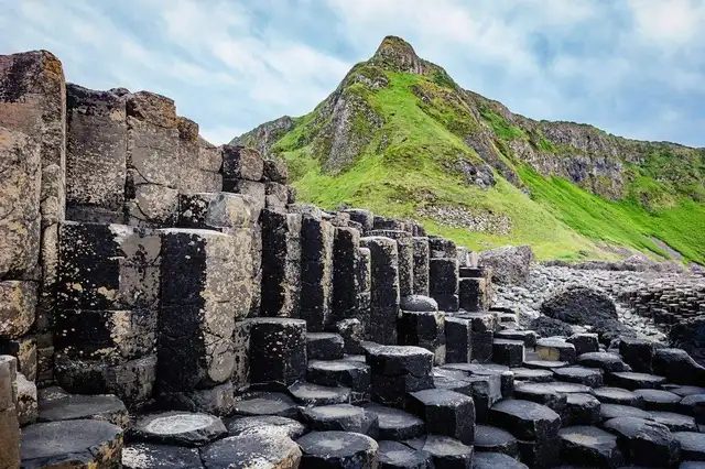 Esta estructura volcánica resultó de una intensa actividad en el Paleógeno, donde la lava enfriada dio origen a columnas prismáticas perfectas Esta estructura volcánica resultó de una intensa actividad en el Paleógeno, donde la lava enfriada dio origen a columnas prismáticas perfectas