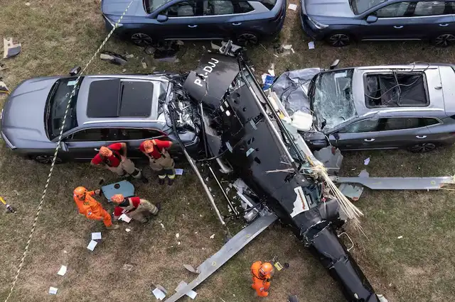 Helicoptero cayó sobre una concesionaria de autos eléctricos. Foto: EFE.   