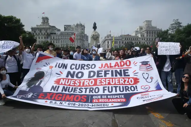 Cientos de estudiantes del programa Beca 18 protestan en las calles del centro de Lima y exigen respeto a sus derechos ante posible recorte presupuestal