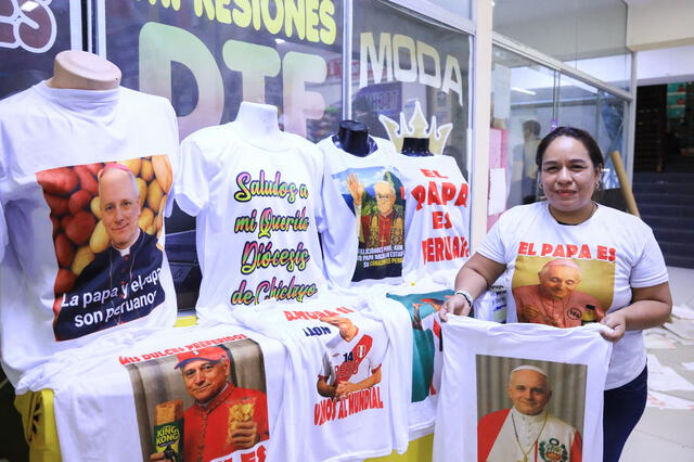 Peruvians sell t-shirts with Pope Leo XIV's fave and Peruvian motives. Photo: CONNIE FRANCE / AFP Peruvians sell t-shirts with Pope Leo XIV's fave and Peruvian motives. Photo: CONNIE FRANCE / AFP