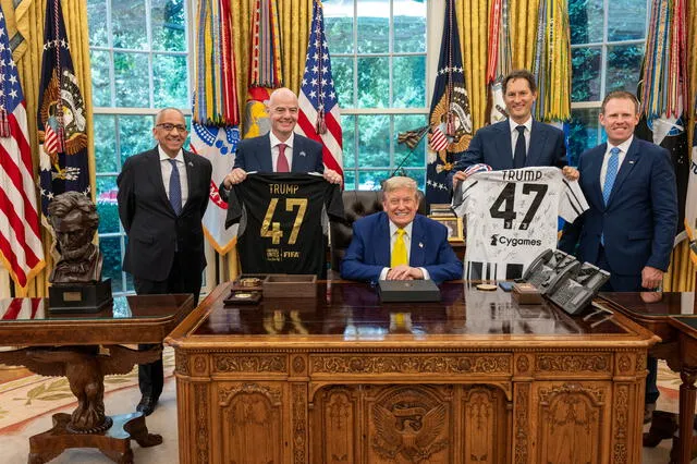 Donald Trump receives a Juventus FC jersey. Photo: @WhiteHouse/X Donald Trump receives a Juventus FC jersey. Photo: @WhiteHouse/X