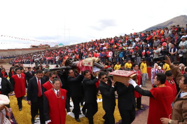 Visita histórica del Señor de Los Temblores a penal del Cusco