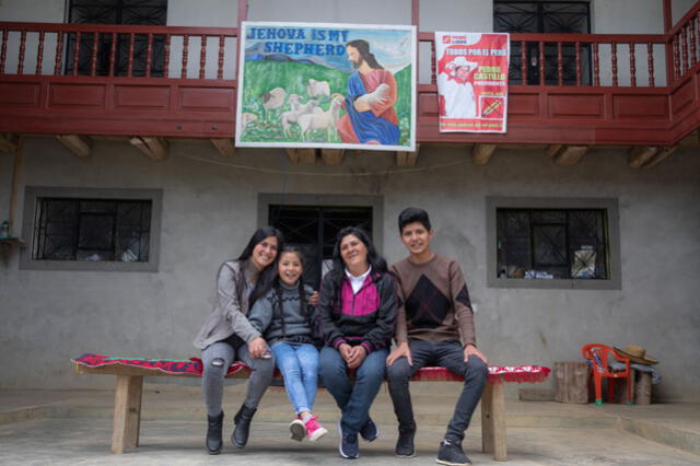 Lilia Paredes con sus hijos Alondra, Jennifer y Arnold. Foto: ANDINA/ Andrés Valle