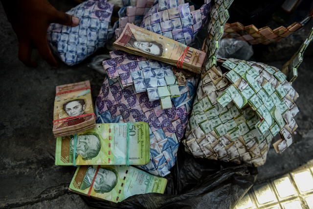Billetes venezolanos quedaron para hacer manualidades callejeras [FOTOS] 