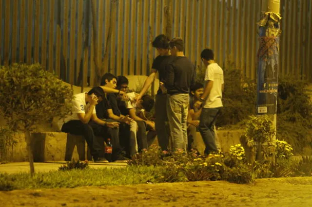 Adolescentes bebiendo en un parque limeño. Foto: archivo La República