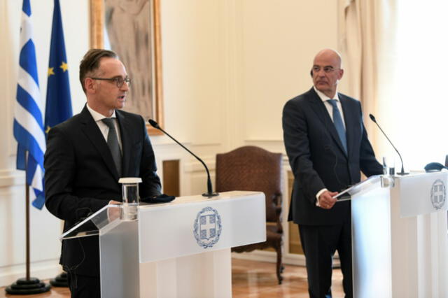 El ministro de Relaciones Exteriores Alemán en una conferencia de prensa en Atenas, el 25 de agosto, junto a su homólogo griego. (Foto: AFP)
