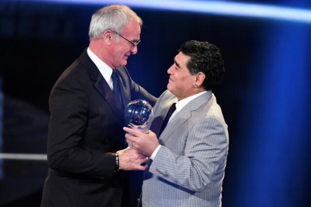 Maradona le entregó el trofeo The Best a Ranieri tras ganar al Mejor Entrenador del 2016. Foto: AFP
