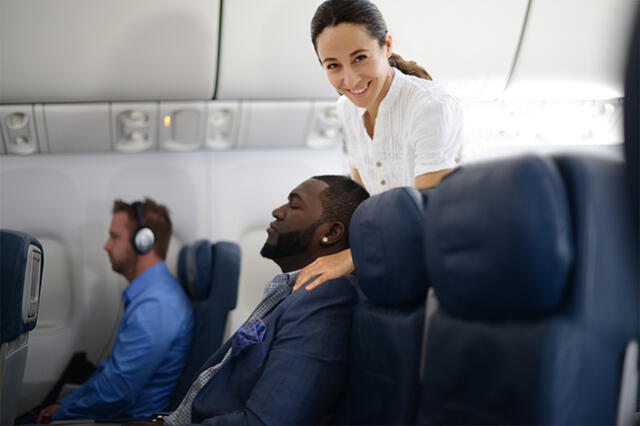 ¿Sabías que una aerolínea ofreció el servicio de masajes en pleno vuelo?