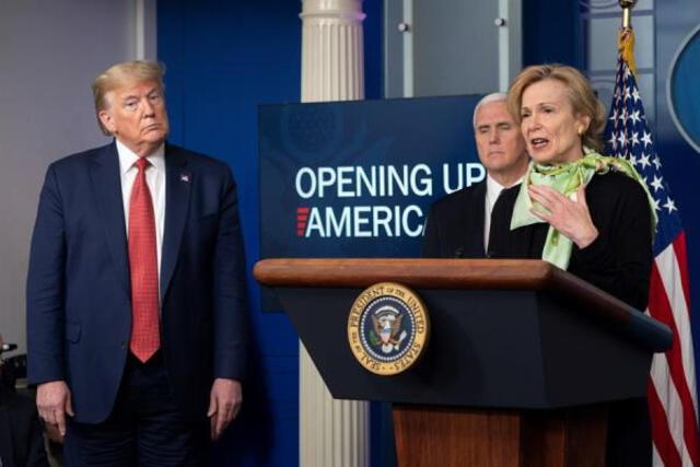 Deborah Birx (d) suele participar en las conferencias de prensa de la Fuerza de Tarea contra el coronavirus de la Casa Blanca. Foto: EFE