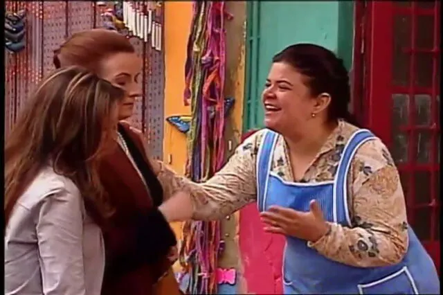 Dominga atendiendo a Norma y su madre Gabriela afuera de la casa de los Reyes. Foto: Telemundo