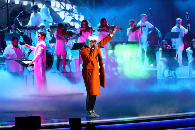Bad Bunny interpretó en vivo el tema de "Callaita" acompañada de una orquesta sinfónica