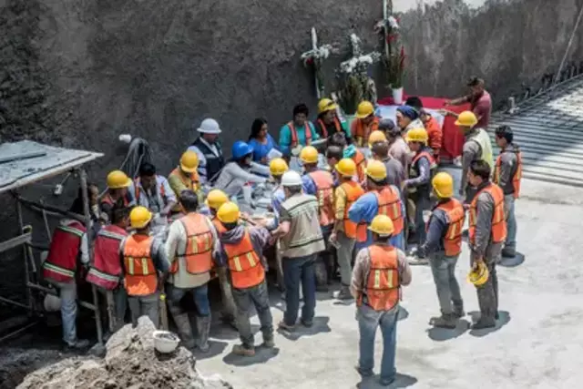 Durante la celebración del Día del Albañil es común ver almuerzos de confraternidad en las obras de costrucción. (Foto: Infobae)