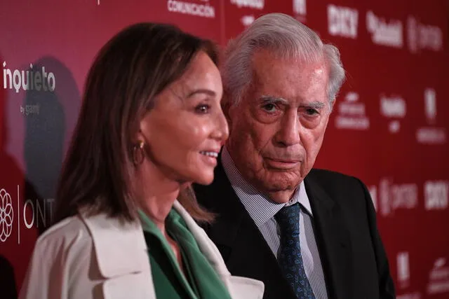 El escritor y Premio Nobel de Literatura, Mario Vargas Llosa y su pareja Isabel Preysler a su entrada para recibir el premio de Madrileño del Año 2022. Foto: Europa Press