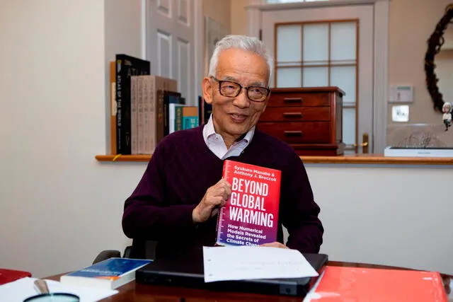 Syukuro Manabe y su libro Beyond Global Warming, coescrito con  Anthony Broccoli. Foto: EFE / EPA / Denise Applewhite
