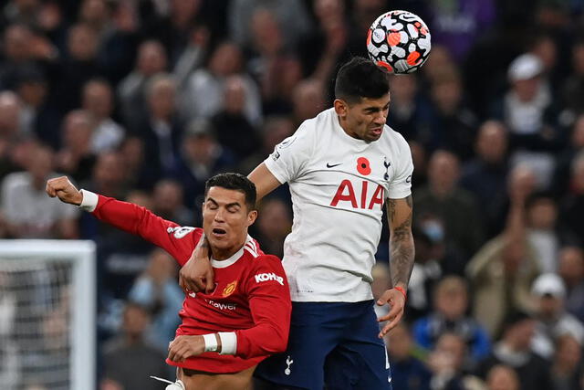 Cuti Romero defendiendo los colores del Tottenham ante el United