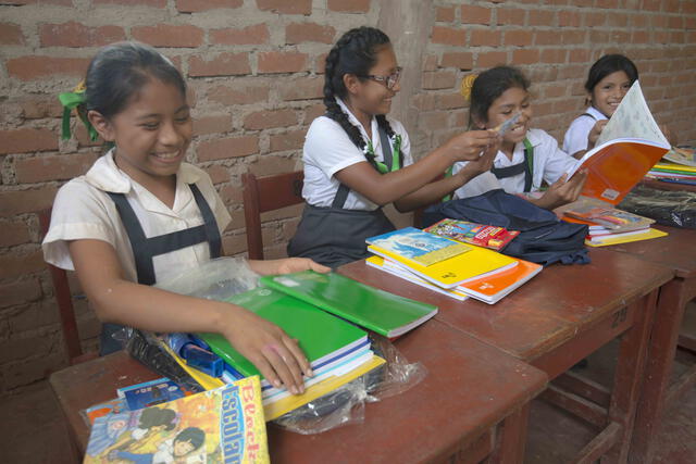 Estudiantes de Satipo se benefician con entrega de kits escolares
