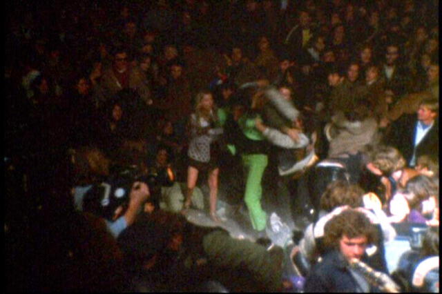 Los Ángeles del Infierno no solo replegaron a fans que habían consumido drogas, sino que llegaron a acuchillar a uno de ellos. (Foto: Captura/BBC)