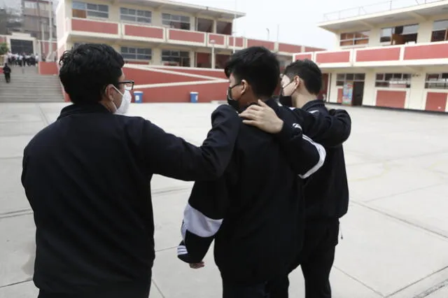Estudiantes en el patio principal de la IE 7059 José Antonio Encinas, de Pamplona Alta. Foto: Marco Cotrina/LR.