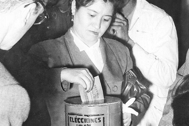En las elecciones de 1956 se efectuaron las primeras votaciones de la mujer peruana.