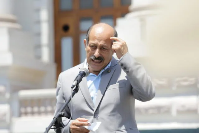 Congresista Héctor Valer se pronuncia. Foto: John Reyes / La República