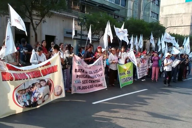 Trabajadoras del Inabif protestan por mejores sueldos [FOTOS]