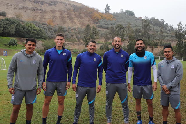 Édgar Benítez en el entrenamiento junto a sus nuevos compañeros de Alianza Lima. Foto: Alianza Lima Twitter