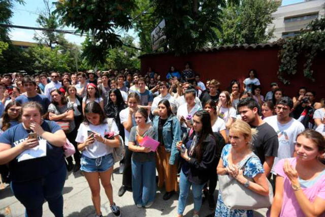 Jóvenes son informados de la suspensión de la PSU en el colegio Alexander Fleming el martes en la comuna de Las Condes, Santiago. Foto: EFE